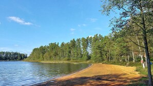 A lakeside beach with a dirt path leading to a dock, surrounded by dense trees. - Stunning home in Skånes Fagerhult (Skånes Fagerhult)