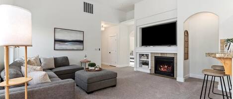 Smart-tv, pejs, dvd-afspiller, bordtennisbord