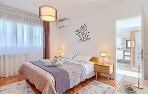 3 habitaciones, tabla de planchar con plancha y cuna de viaje 