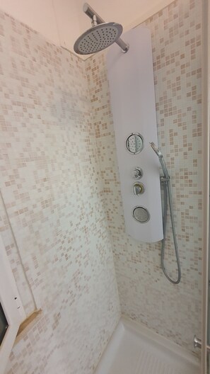 Douche, sèche-cheveux, bidet, serviettes fournies