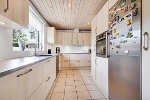 Fridge, microwave, oven, stovetop - Cozy and spacious townhouse in Aars (Aars)