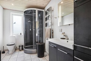 Shower, hair dryer - Cozy and spacious townhouse in Aars (Aars)