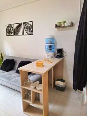 Economy Apartment | Living area | 42-inch LED TV with cable channels, Netflix, first-run films - OSIMiRI apartamentos (San Rafael)