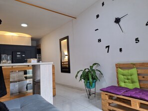 Apartamento económico | Zona de estar | Televisión LED de 42 pulgadas con canales por cable, Netflix