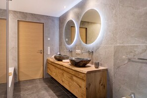 Shower, hair dryer, towels - Apartment 'UB Two' with Mountain View, Private Terrace and Wi-Fi (Deutschnofen)