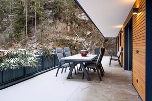 Outdoor dining - Apartment 'UB Two' with Mountain View, Private Terrace and Wi-Fi (Deutschnofen)