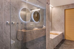 Shower, hair dryer, towels - Apartment 'UB Two' with Mountain View, Private Terrace and Wi-Fi (Deutschnofen)