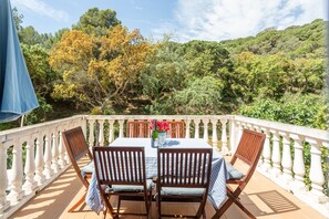 Outdoor dining - Holiday Home 'Casa Martini' with Sea View and Private Terrace (Tossa del Mar)