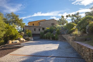 Property grounds - Villa 'La Masia' with Mountain View, Wi-Fi and Air Conditioning (Calonge)
