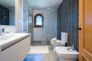 Bruser, gratis toiletartikler, hårtørrer, håndklæder