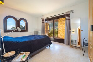 5 bedrooms, iron/ironing board, free WiFi, bed sheets