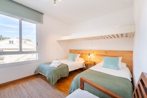 3 slaapkamers, een strijkplank/strijkijzer, gratis wifi, beddengoed
