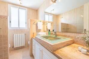 シャワー、ヘアドライヤー、タオル