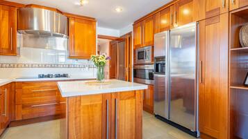 Frigorífic, microones, forn i placa de cuina