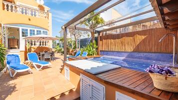 Bañera de hidromasaje al aire libre