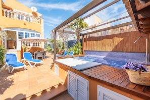 Outdoor spa tub - Villa 'Mimosa' with Private Terrace, Wi-Fi and Air Conditioning (Alcudia)