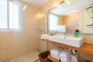 Shower, hair dryer, towels - Villa 'Mimosa' with Private Terrace, Wi-Fi and Air Conditioning (Alcudia)