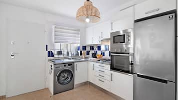 Een koelkast, een magnetron, een oven, een kookplaat