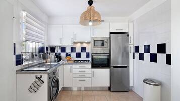 Een koelkast, een magnetron, een oven, een kookplaat