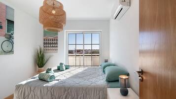 1 habitación, tabla de planchar con plancha, wifi gratis y ropa de cama