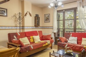 TV - Apartment 'Apartamento La Mainera' with Mountain View, Shared Terrace and Wi-Fi (Espot)