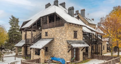 Apartment 'Apartamento La Mainera' with Mountain View, Shared Terrace and Wi-Fi