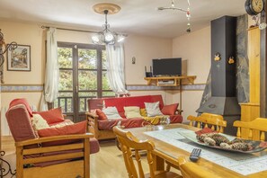 TV - Apartment 'Apartamento La Mainera' with Mountain View, Shared Terrace and Wi-Fi (Espot)