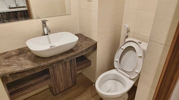 Deluxe Apartment | Bathroom