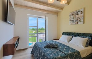 5 bedrooms, iron/ironing board, travel cot, free WiFi - Amazing home in Marcana (Marcana)