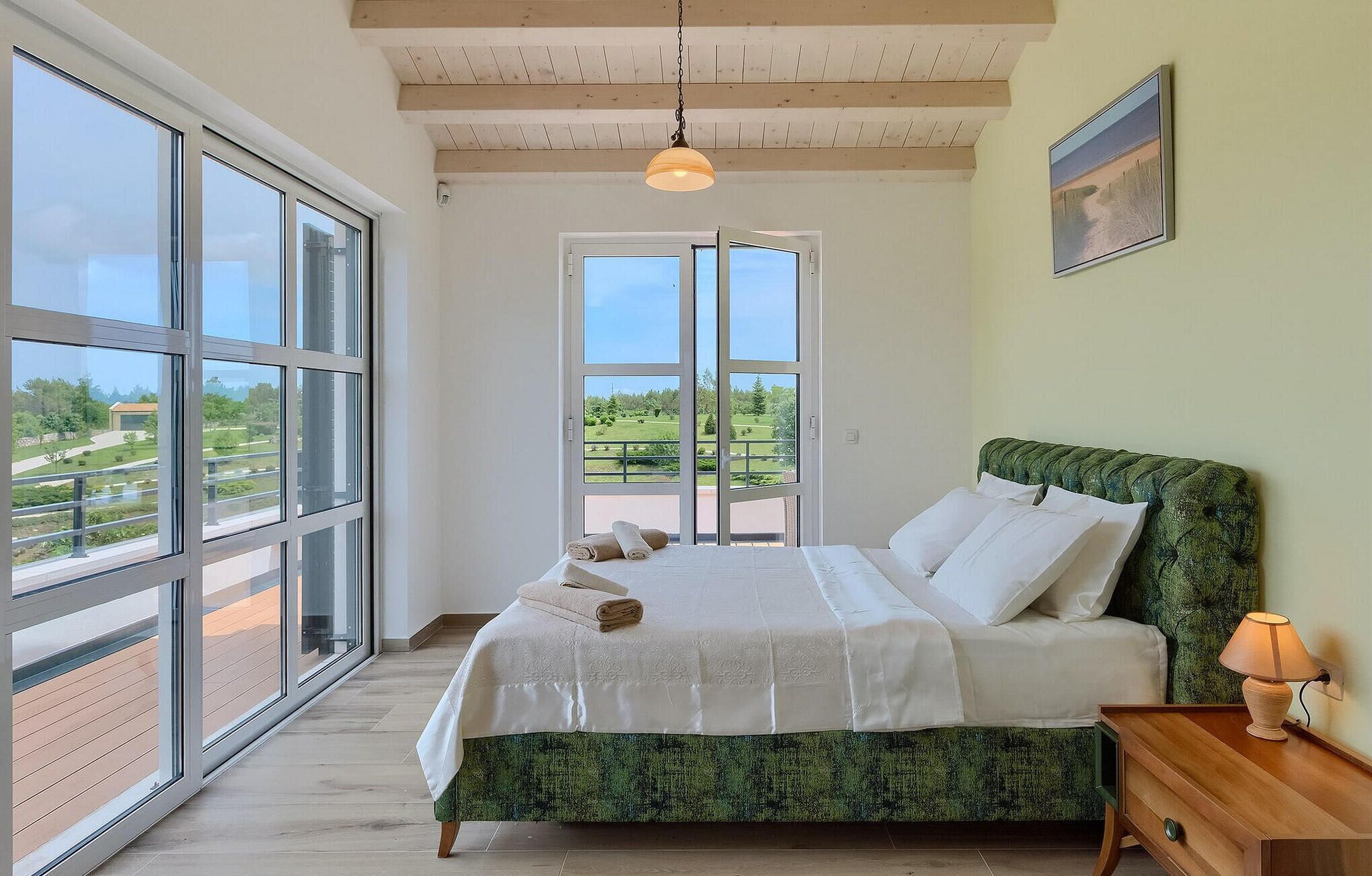 5 habitaciones, tabla de planchar con plancha y cuna de viaje 