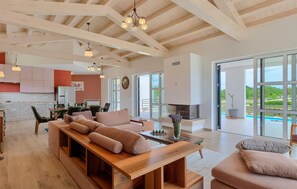 Kamin, Tischtennisplatte, Stereoanlage