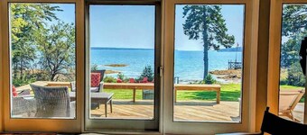 Lone Pine Oceanfront Cottage