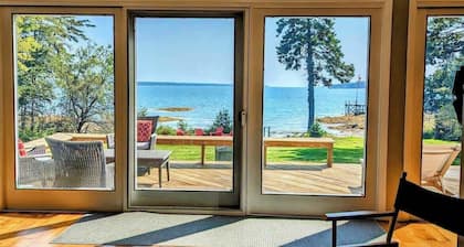 Lone Pine Oceanfront Cottage