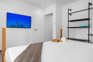 4 bedrooms, iron/ironing board, WiFi