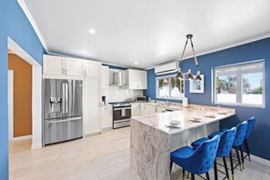 Jääkaappi, mikroaaltouuni, uuni, liesi