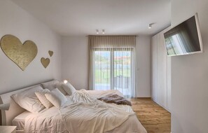 3 slaapkamers, een strijkplank/strijkijzer, reisbedje, gratis wifi