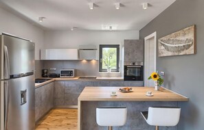 Een koelkast, een oven, een vaatwasser, een koffiezetapparaat/waterkoker