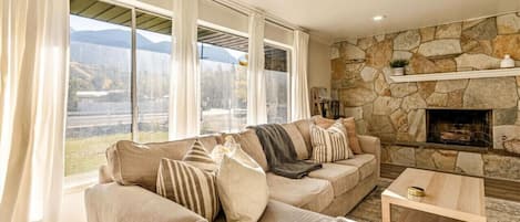 Télévision, cheminée