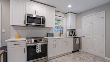 Jääkaappi, mikroaaltouuni, uuni, liesi