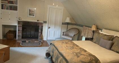 Deluxe Room with Fireplace Room 2