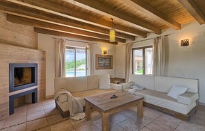 Televisio, takka, pöytäjalkapallopöytä, pöytätennispöytä