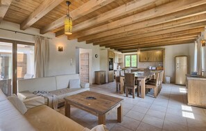 Televisio, takka, pöytäjalkapallopöytä, pöytätennispöytä