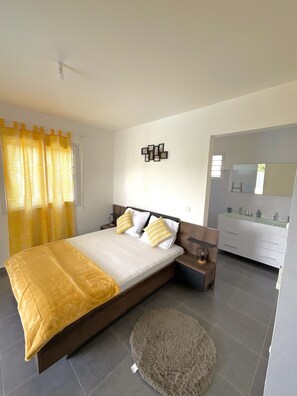 3 bedrooms, iron/ironing board, WiFi, bed sheets