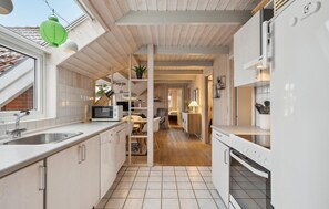 Kjøleskap, ovn, kokeplater og oppvaskmaskin