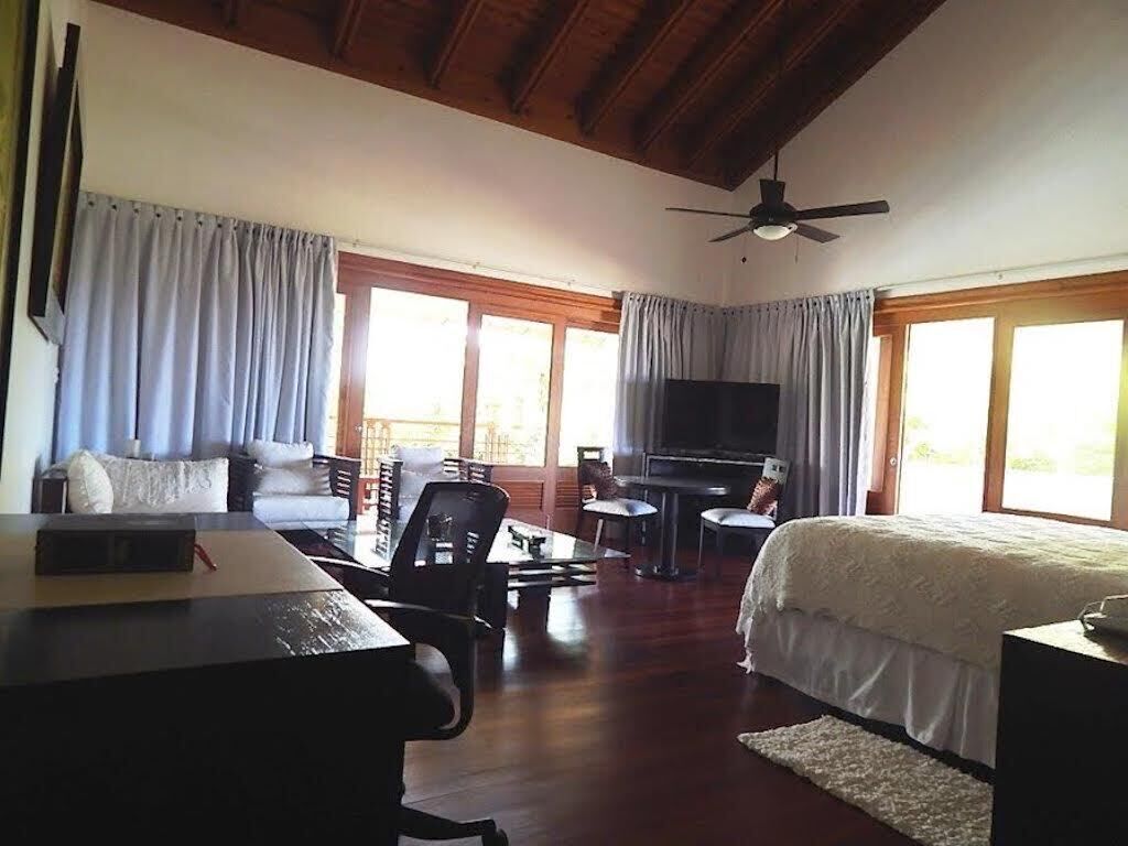 10 habitaciones, tabla de planchar con plancha, wifi y ropa de cama 