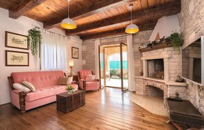 Fernseher, Kamin, Tischtennisplatte