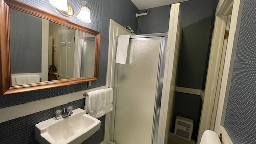 Deerfield Valley Inn - Budget Club Room 3