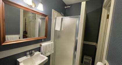 Deerfield Valley Inn - Budget Club Room 3