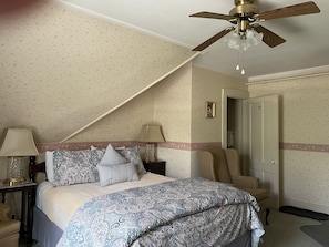 1 slaapkamer, een strijkplank/strijkijzer, beddengoed