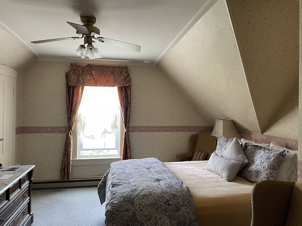 1 slaapkamer, een strijkplank/strijkijzer, beddengoed